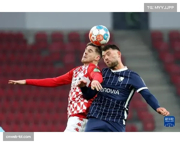 场边镜头：美因茨小将首次德甲登场，家人看台激动落泪